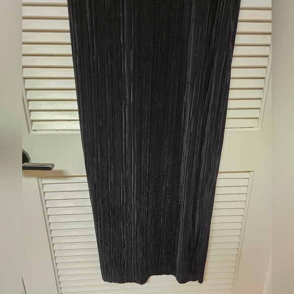 Boohoo - (NWT) Plisse Long-Sleeve Ruffle Detail Maxi Dress - Picture 5 of 7